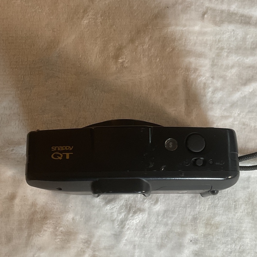 Canon Snappy QT Black and Gold Camera - Picture 4 of 6
